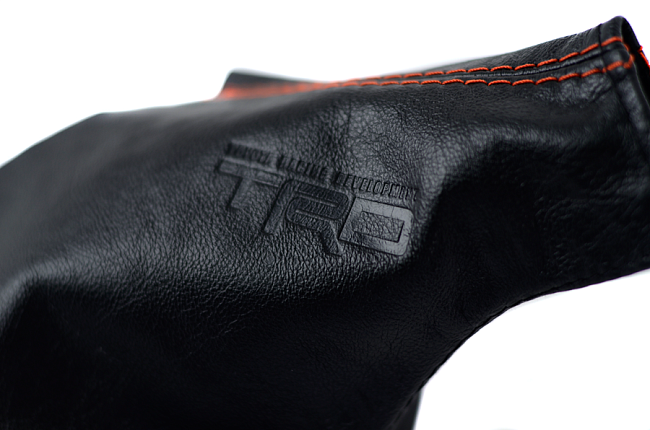 картинка Чехол на ручник для  Toyota MARKII 90 TRD , Кожа, красная строчка магазин  StreetTuning 