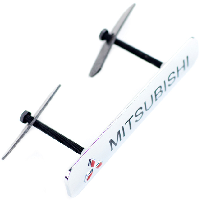 картинка Шильдик в решетку радиатора с логотипом "Mitsubishi" магазин  StreetTuning 
