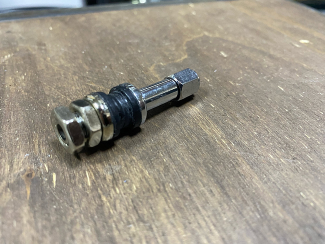 картинка Ниппель (вентиль) для бескамерной шины разборный,хром, H-51 мм магазин  StreetTuning 