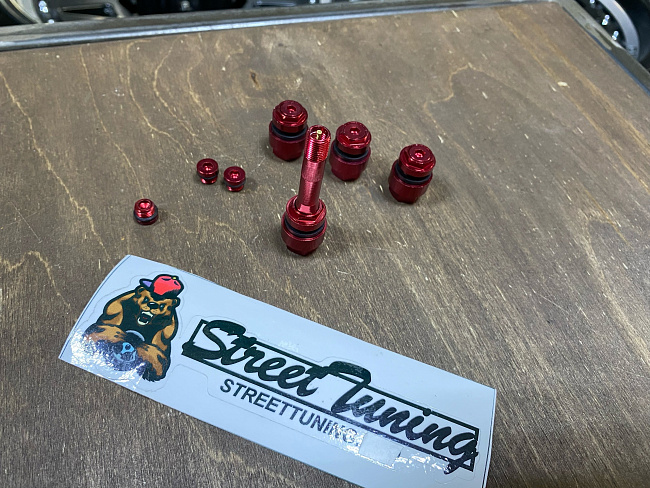 картинка Скрытые ниппели (вентили) для колес, к-т 4 шт, цвет красный магазин  StreetTuning 