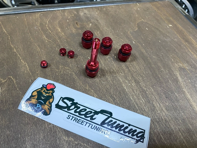 картинка Скрытые ниппели (вентили) для колес, к-т 4 шт, цвет красный магазин  StreetTuning 