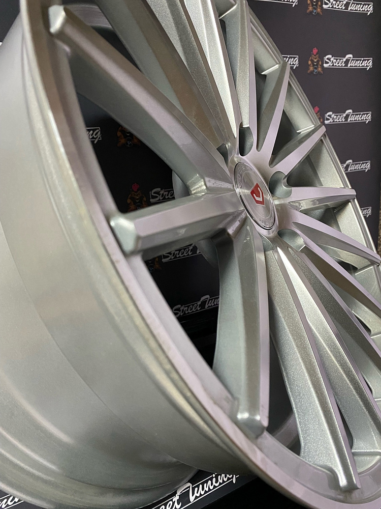 картинка Новые диски Vossen VFS-2 R18 J8 ET35 5x114.3 Silver от магазина  StreetTuning