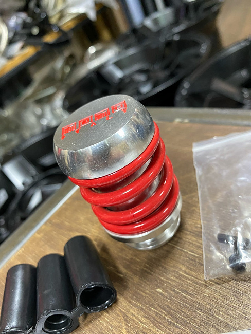 картинка Ручка КПП MOMO Springs красная в стиле койловера магазин  StreetTuning 