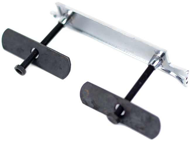 картинка Шильдик в решетку радиатора с логотипом "NKS Power" магазин  StreetTuning 