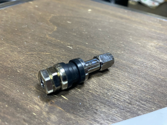 картинка Ниппель (вентиль) для бескамерной шины разборный, хром, H-47 мм магазин  StreetTuning 