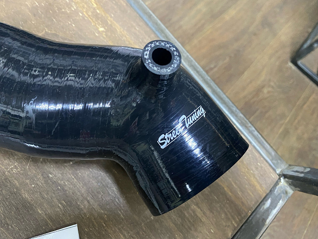 картинка Патрубок турбины STREETTUNING для Audi A4, VW Passat B6 1.8T магазин  StreetTuning 