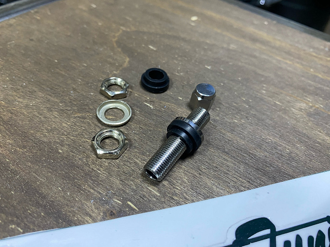 картинка Ниппель (вентиль) для бескамерной шины разборный, хром, H-30 мм магазин  StreetTuning 