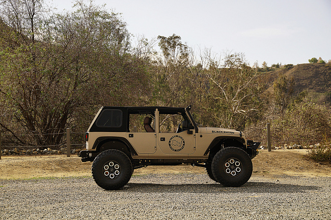 картинка Новые диски Black Rhino Magnus R17 5X139,7 ET-25 J8 черный мат + серебро магазин  StreetTuning 