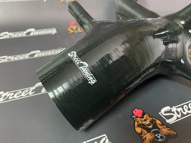 картинка Патрубок турбины впускной StreetTuning для Audi TT, VW Golf 4, VW Beetle, черный магазин  StreetTuning 