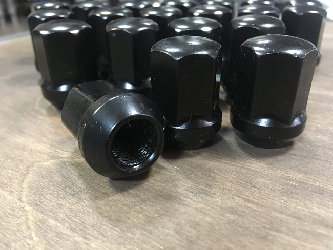 картинка Комплект гаек Starleks M12x1.5 высота 32 мм, черные магазин  StreetTuning 