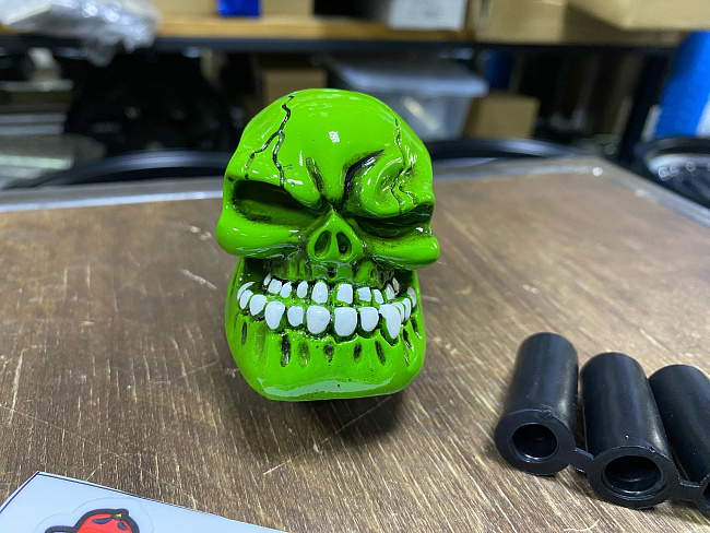 картинка Ручка КПП "Череп", цвет зеленый магазин  StreetTuning 