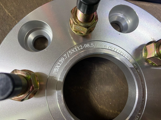 картинка Проставка переходная 27 мм 5x139.7-5x112, ЦО 98.5-57.1 шпилька 12x1.5 магазин  StreetTuning 