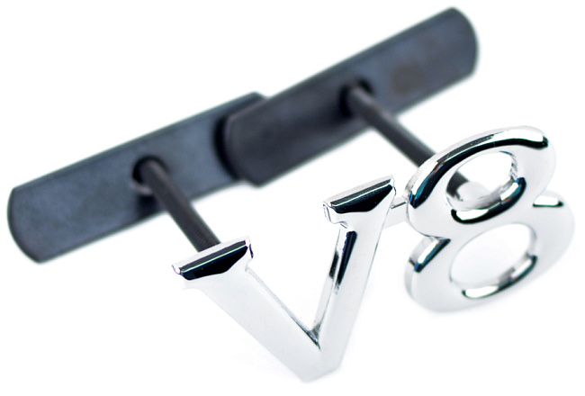 картинка Шильдик в решетку радиатора с логотипом "V8" магазин  StreetTuning 