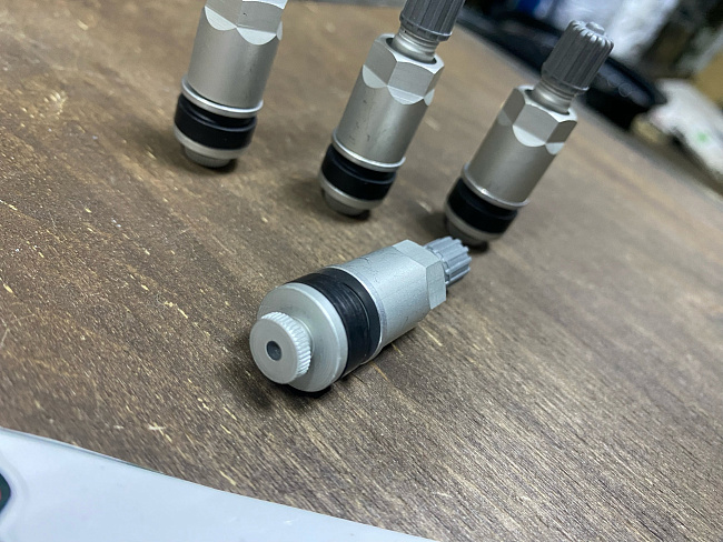 картинка Ниппели (вентили) под датчик, разборные TPMS-24, серые, 4 шт магазин  StreetTuning 