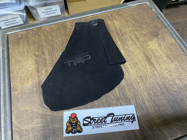 картинка Чехол на ручник для  Toyota MARKII 90 TRD , замша, красная строчка магазин  StreetTuning 