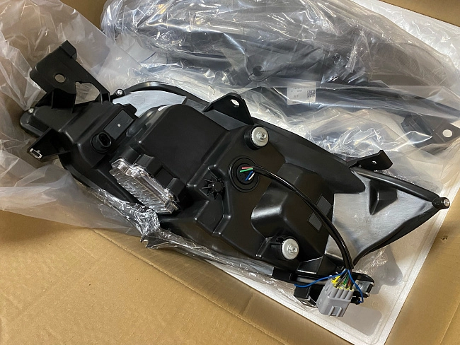 картинка Передние светодиодные фары VLAND для Subaru WRX 2015-2020(STI 2015-17) магазин  StreetTuning 