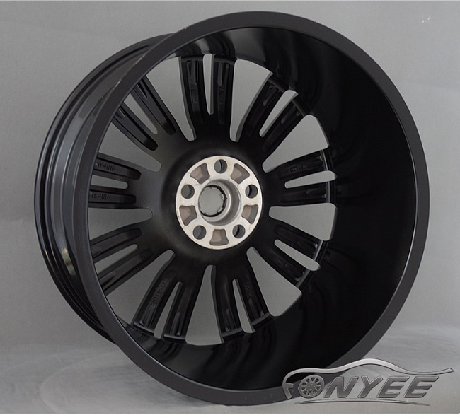 картинка Новые диски RANGE ROVER VELAR R22 5x120 ET45 J10 серебро + черный глянец магазин  StreetTuning 