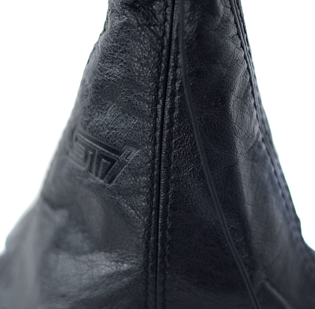 картинка Чехол на КПП Subaru STI, универсальный. Кожа, черная строчка магазин  StreetTuning 