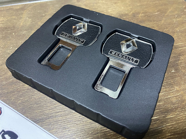 картинка Обманки "заглушки" в ремень безопасности Renault -2 шт магазин  StreetTuning 