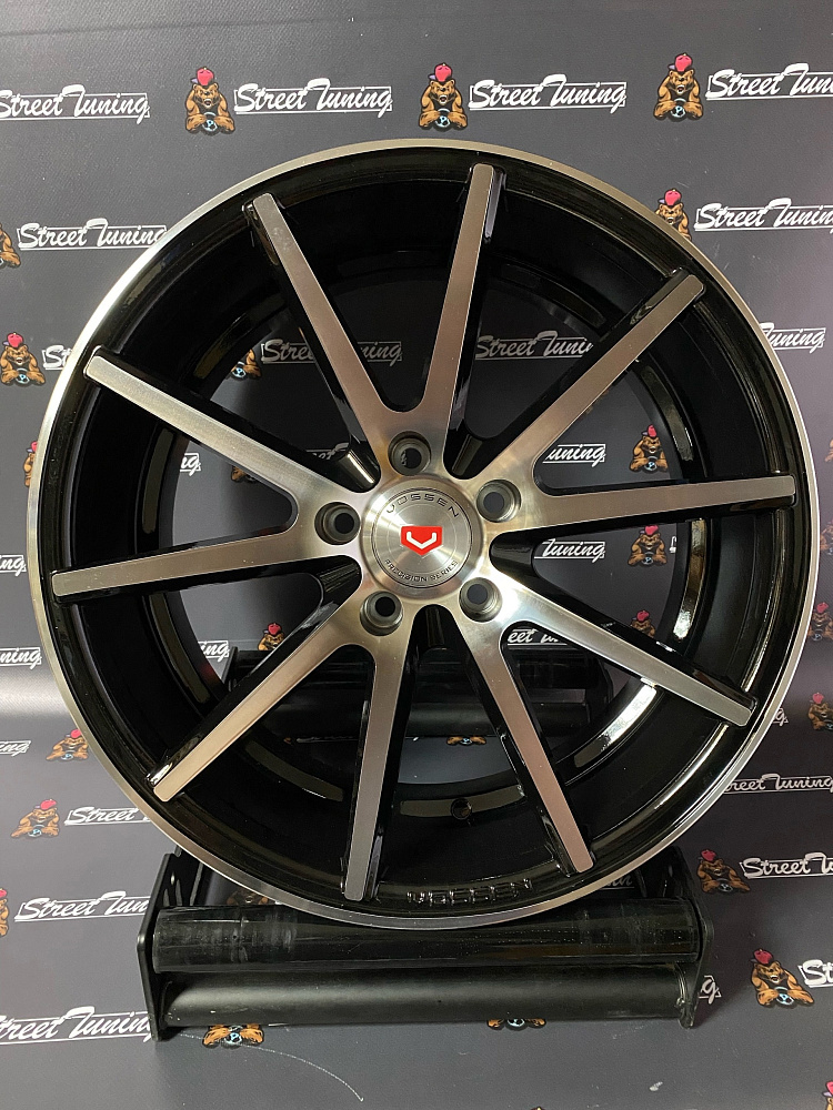 картинка Новые диски Vossen VFS-1 R18 J8 ET35 5x114.3 Silver+Black от магазина  StreetTuning