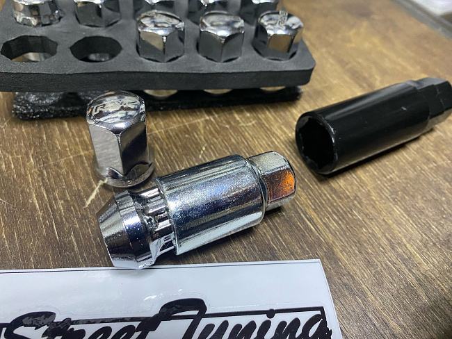 картинка Колесные гайки Rays style М12х1.25 высота-30 мм хром с секретками магазин  StreetTuning 