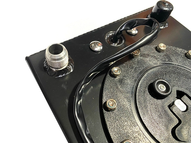 картинка Бак топливный алюминиевый 10л, пластиковая крышка, черный, с датчиком магазин  StreetTuning 