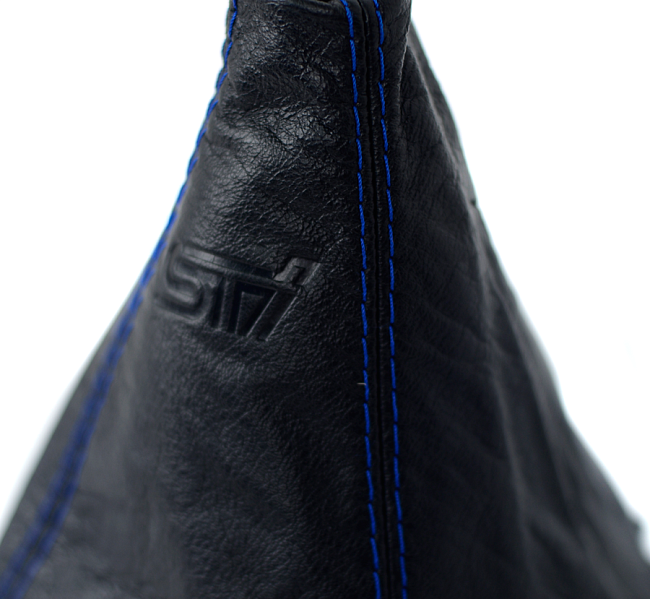 картинка Чехол на КПП Subaru STI, универсальный. Кожа, синяя строчка магазин  StreetTuning 