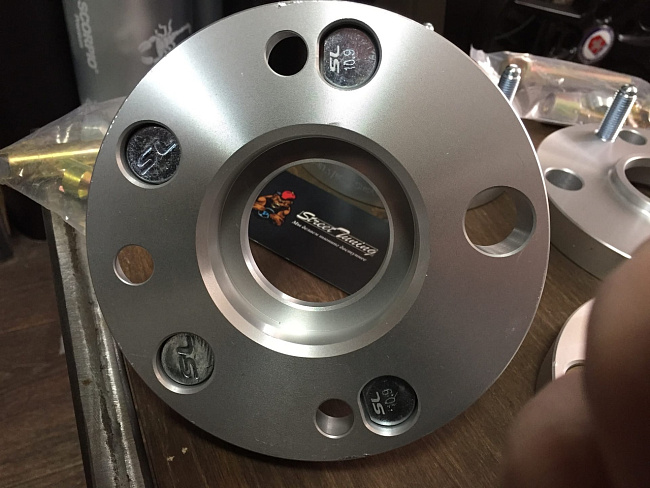 картинка Проставка переходная 20 мм с 4x114.3 на 5x114.3-ц. о 67.1/60.1 шпилька 12х1.5 магазин  StreetTuning 