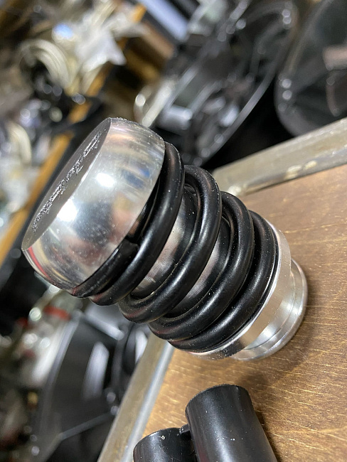 картинка Ручка КПП MOMO Springs черная в стиле койловера магазин  StreetTuning 