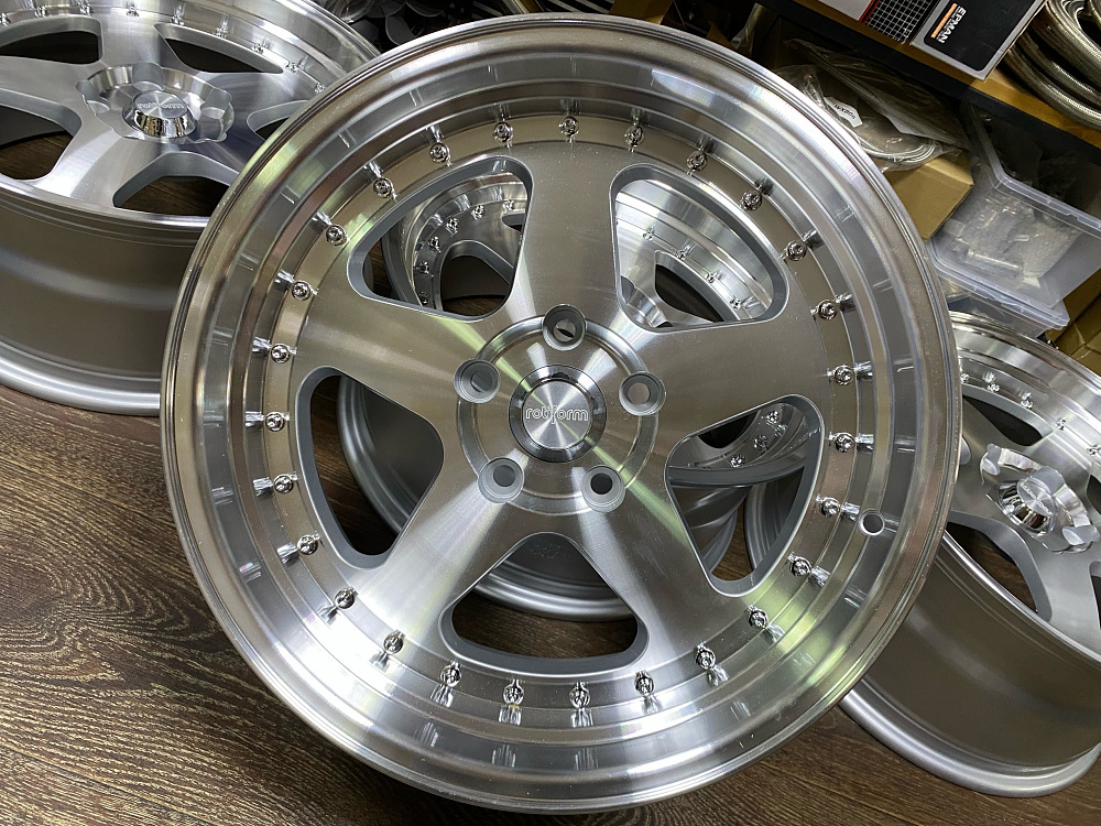 картинка Новые диски Rotiform R17 J8 ET30 5X114,3, серебро от магазина  StreetTuning