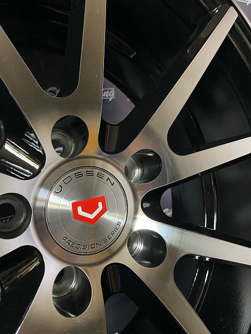 картинка Новые диски Vossen VFS-1 R18 J8 ET35 5x114.3 Silver+Black магазин  StreetTuning 