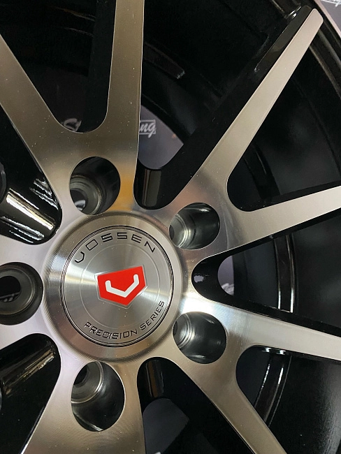 картинка Новые диски Vossen VFS-1 R18 J8 ET35 5x114.3 Silver+Black магазин  StreetTuning 