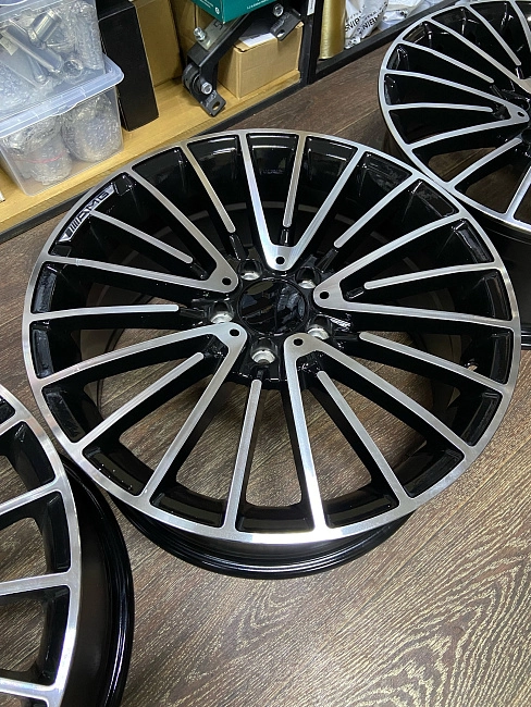 картинка Новые диски SL148 для Mercedes R18 J8 ET45 5X112 черные + серебро магазин  StreetTuning 