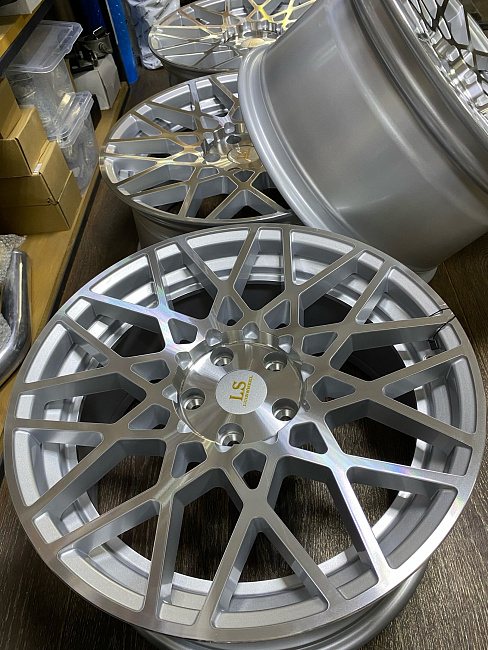 картинка Новые диски Rotiform BLQ Replika R18 J8.5 ET40 5X112, серебро магазин  StreetTuning 