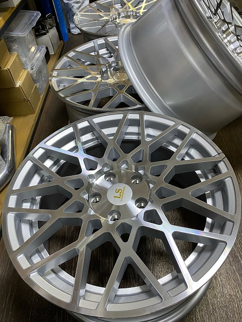 картинка Новые диски Rotiform BLQ Replika R18 J8.5 ET40 5X112, серебро магазин  StreetTuning 