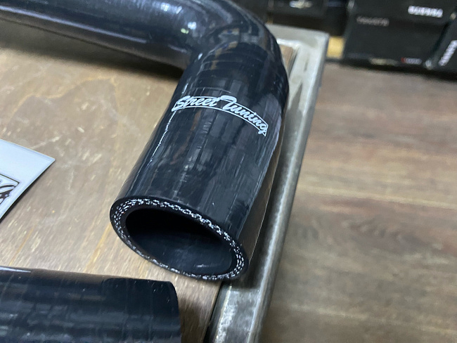 картинка Патрубки радиатора STREETTUNING для JEEP Wrangler YJ TJ 2.4-4.2 87-06 магазин  StreetTuning 