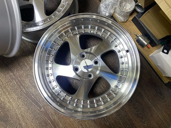 картинка Новые диски Rotiform TMB Flat R16 J8 ET25 4X100 серебро + полированная полка магазин  StreetTuning 