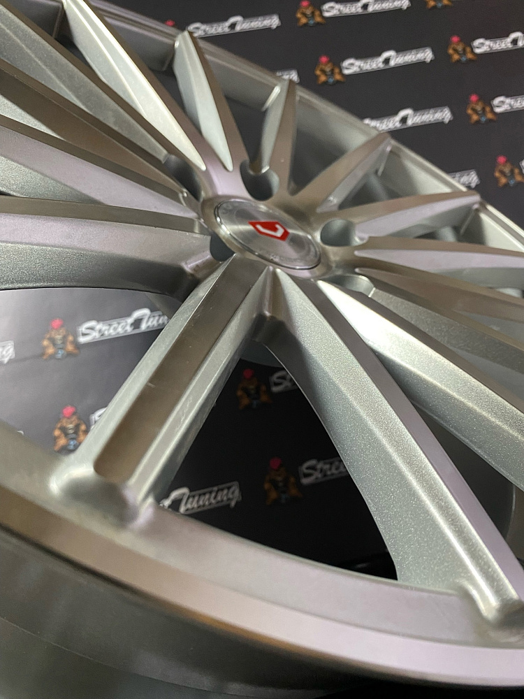 картинка Новые диски Vossen VFS-2 R18 J8 ET35 5x114.3 Silver от магазина  StreetTuning