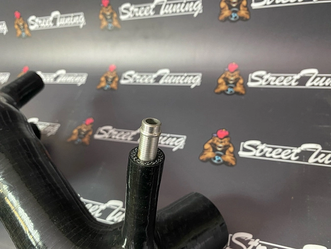 картинка Патрубок турбины впускной StreetTuning для Audi TT, VW Golf 4, VW Beetle, черный магазин  StreetTuning 