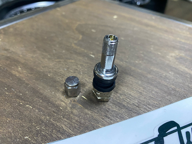 картинка Ниппель (вентиль) для бескамерной шины разборный, хром, H-42 мм, VS-6 магазин  StreetTuning 