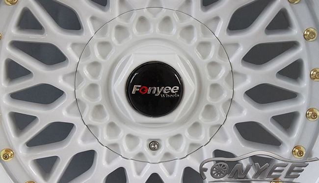 картинка Новые диски BBS RS R16 4X100/5X100 ET20 J9 белый глянец + золотистые болтики магазин  StreetTuning 