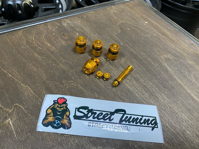 картинка Скрытые ниппели (вентили) для колес, к-т 4 шт, цвет золотой магазин  StreetTuning 