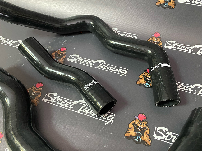 картинка Патрубки радиатора StreetTuning для Mini Cooper S JCW W11 1.6 R52 04-08/R53 01-06, черные 3 шт магазин  StreetTuning 