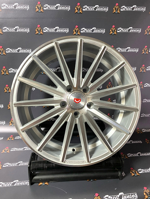 картинка Новые диски Vossen VFS-2 R18 J8 ET35 5x114.3 Silver магазин  StreetTuning 