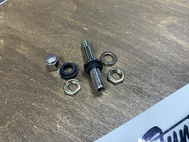 картинка Ниппель (вентиль) для бескамерной шины разборный,хром, H-51 мм магазин  StreetTuning 