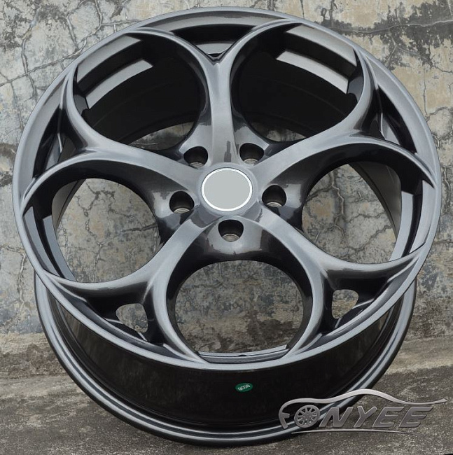 картинка Новые диски Alfa Romeo Giulia Quadrifoglio R19 5x110 ET35 J8,5 черный глянец с оттенком серого магазин  StreetTuning 