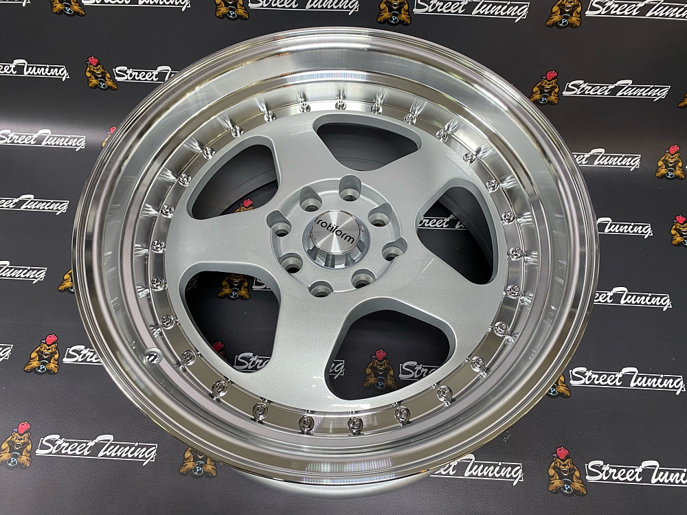 картинка Новые диски Rotiform R16 J8 ET25 4x100/114,3 серебро от магазина  StreetTuning