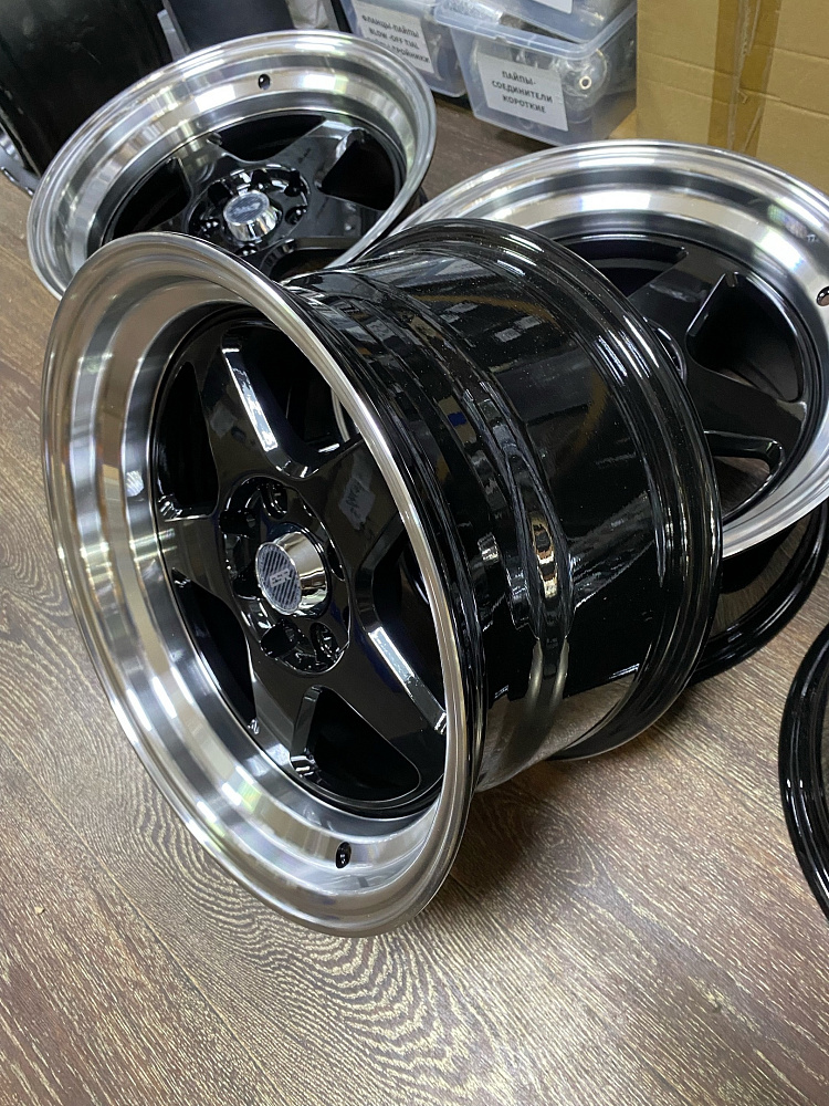 картинка Новые диски ESR R15 J8,25 ET20 4x100/4x114.3, черные от магазина  StreetTuning