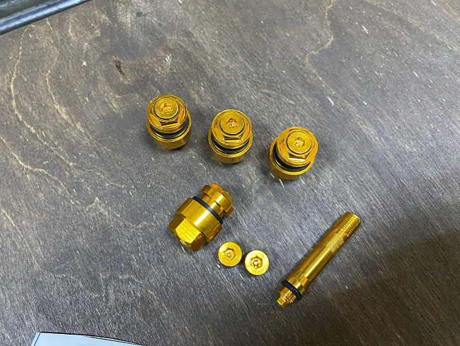 картинка Скрытые ниппели (вентили) для колес, к-т 4 шт, цвет золотой магазин  StreetTuning 
