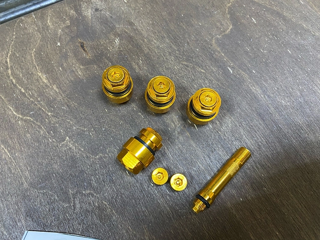 картинка Скрытые ниппели (вентили) для колес, к-т 4 шт, цвет золотой магазин  StreetTuning 